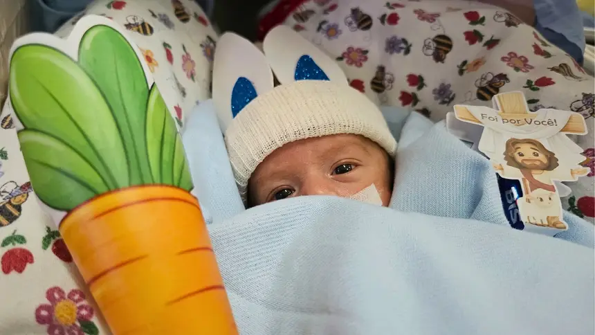 Decoração de Páscoa olha para o recém-nascido além do prontuário médico