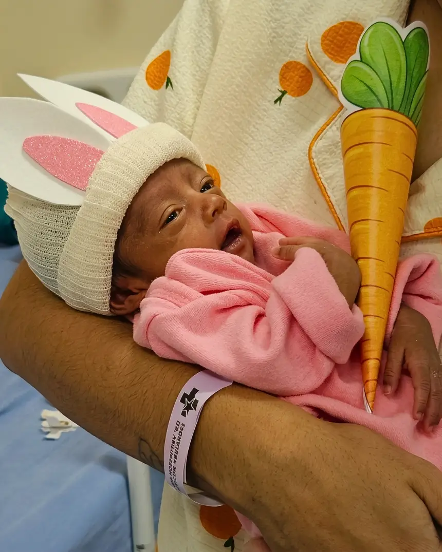 Recém-nascido com roupinha temática para humanizar a assistência na UCI