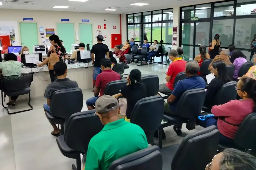 Pacientes aguardando atendimento no ambulatório