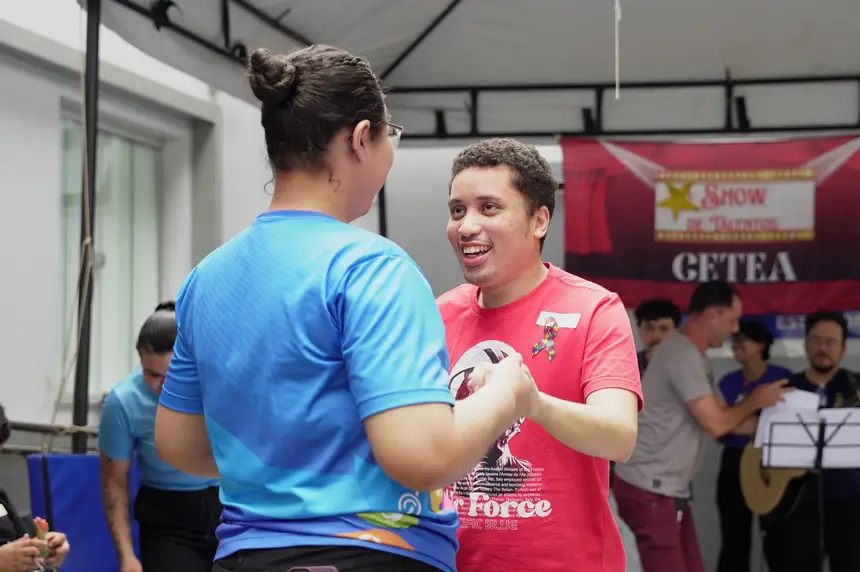 Hian Oliveira com terapeuta dançando