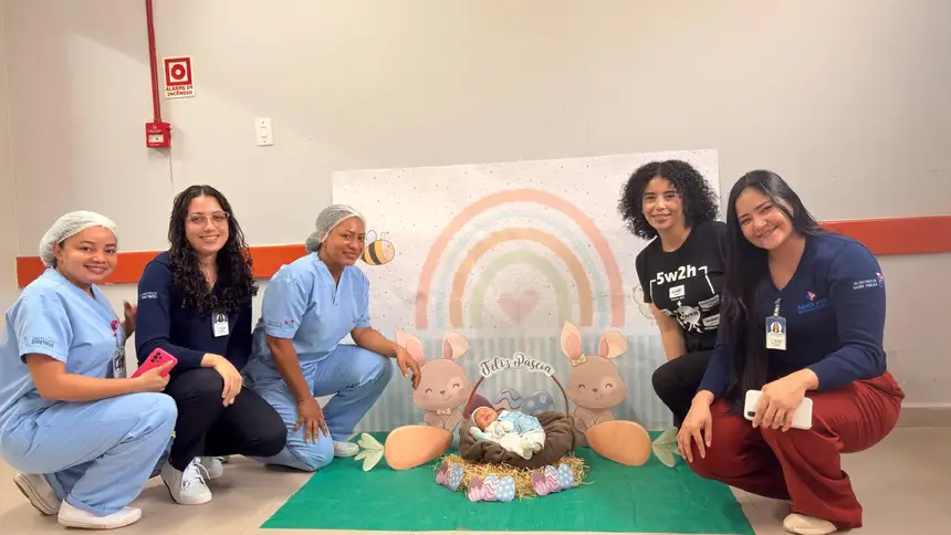 Profissionais de saúde e bebê no Hospital Regional do Baixo Tocantins Santa Rosa, em Abaetetuba