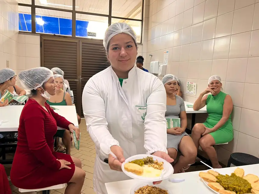 Nutricionista Mariana Rossetti mostra uma das refeições feitas ao vivo e a cores no curso