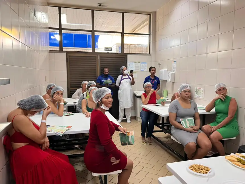 No refeitório do Hospital Geral de Tailândia (HGT), participantes acompanham as explicações na oficina sobre aproveitamentos