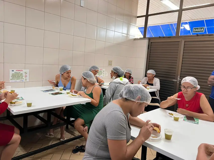 Momento da degustação dos pratos elaborados no curso sobre o aproveitamento integral de alimentos