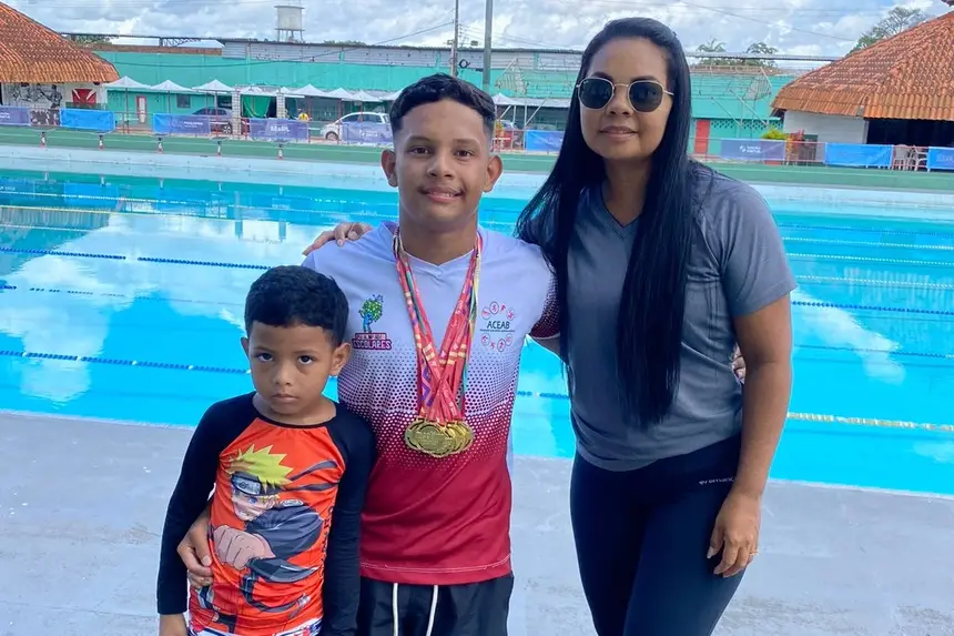 Rogéria Alves, mãe do paratleta Wesley ao lado do filho 