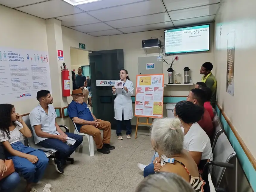 Durante a atividade, participantes acompanham atentos às orientações repassadas pela equipe multiprofissional do HRSP