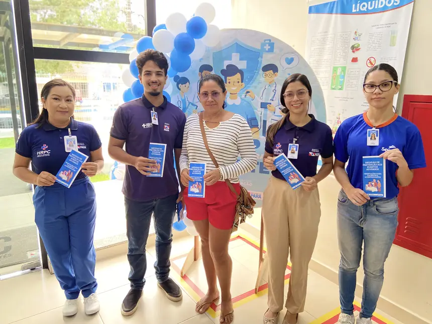 Membros do Núcleo de Qualidade e Segurança do Paciente e do Grupo de Trabalho de Humanização, ao lado da acompanhante Maria Marcilane de Lopes Souza