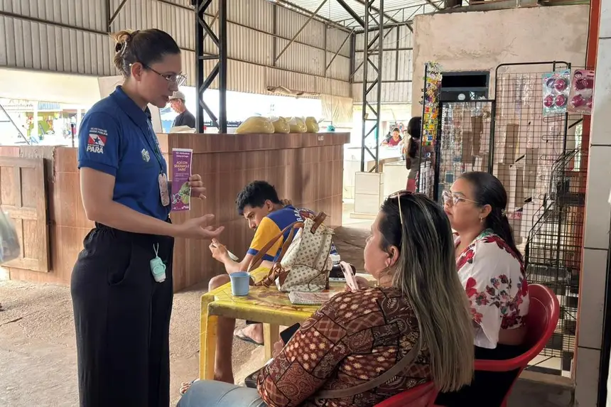 Foto: Ascom/HGT Durante a ação, a técnica de enfermagem Jéssica Raiane orientou usuárias que circulavam pelo local, levando informações sobre a Doença de Chagas