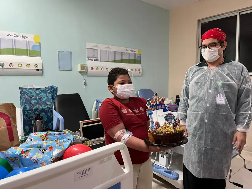 Internado, João Lucas, de 9 anos, ganhou 'festa de aniversário' com direito a bolo com seus personagens favoritos