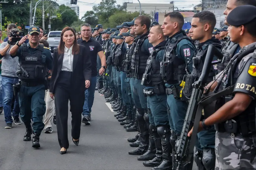 Governadora Hana Ghassan passa em revista à tropa. Mais de 1.500 agentes de segurança reforçam a operação policial.