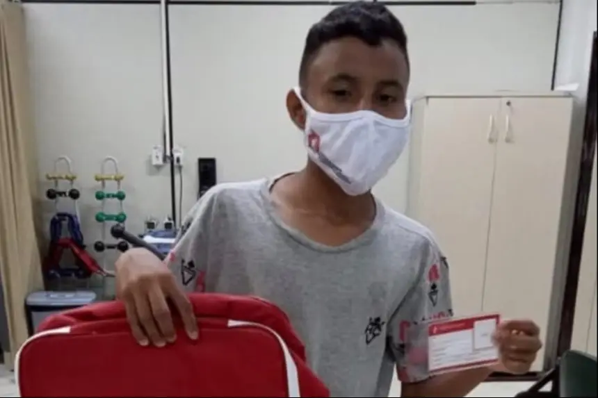 Paciente Alyson Moraes faz tratamento para hemofilia, doença genética e hereditária rara que afeta a coagulação do sangue