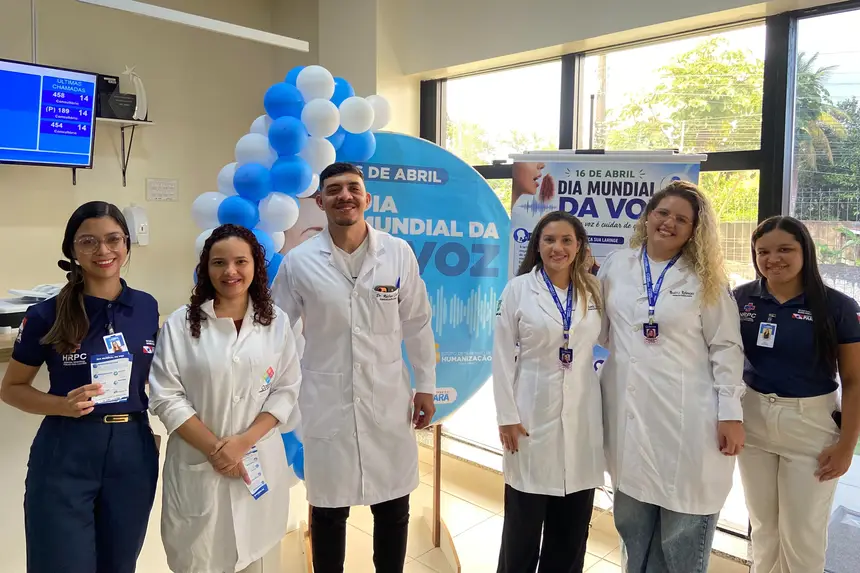 Integrantes da fonoaudiologia e do GTH do Complexo Hospitalar dos Caetés durante evento alusivo ao Dia Mundial da Voz.
