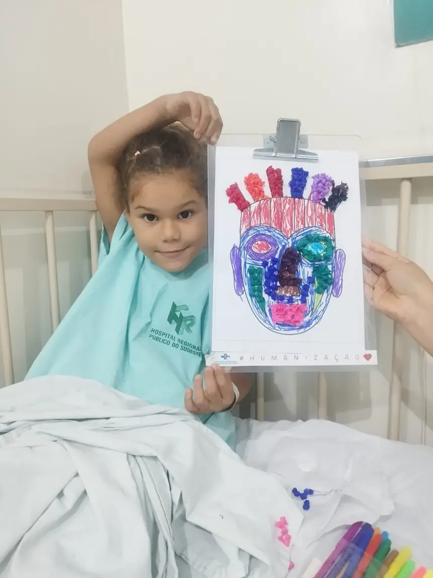 Atividades lúdicas no leito, reforçam que o cuidado vai além do tratamento clínico e alcança o afeto e a imaginação no HRSP. (2)