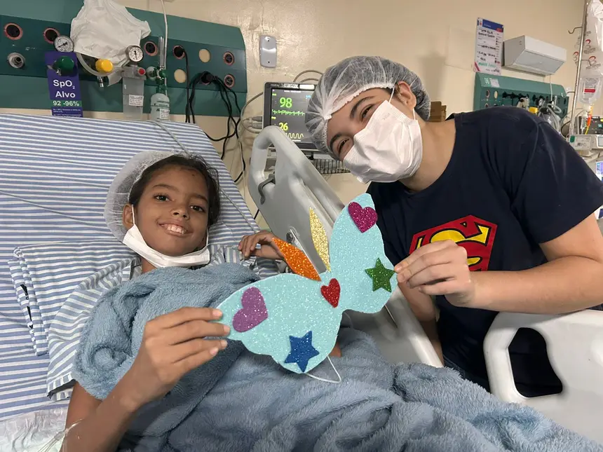 Oficina de máscaras estimula criatividade e proporciona momentos de alegria às crianças atendidas na unidade.