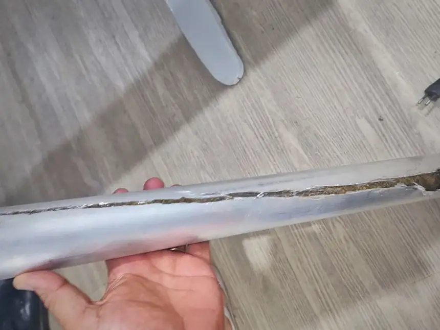 As substâncias estavam distribuídas em tubos de alumínio e exigiram o uso de equipamentos específicos para retirada e identificação