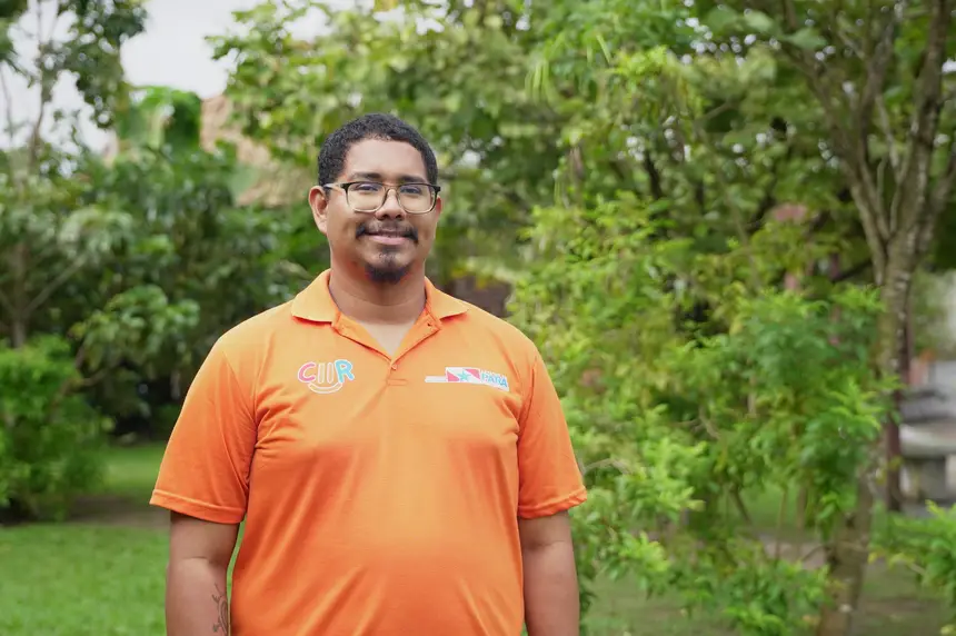 Luan Tavares, pessoa surda e recreador no setor de Arte e Cultura, que também atua como professor no curso