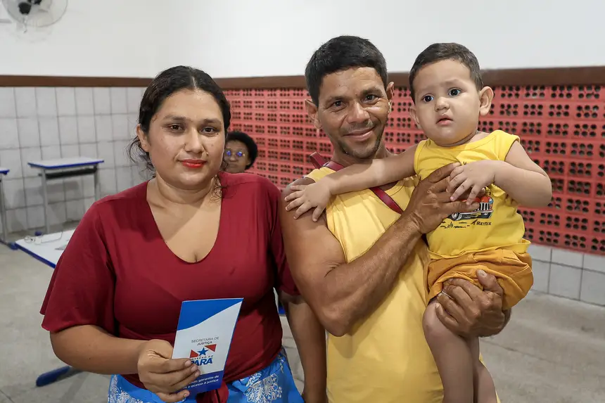 Naidecilene Cunha da Silva, dona de casa, Bragança e sua família <div class='credito_fotos'>Foto: Bruno Cecim / Ag. Pará &nbsp;&nbsp;|&nbsp;&nbsp; <a href='/midias/2026/originais/20260428194300-GF00026968-F00516211.jpg' download><i class='fa-solid fa-download'></i> Download</a></div>