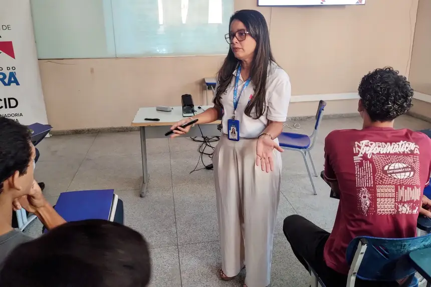 Andréa Siqueira, assistente social da Seju, orientando estudantes sobre a elaboração de currículo profissional