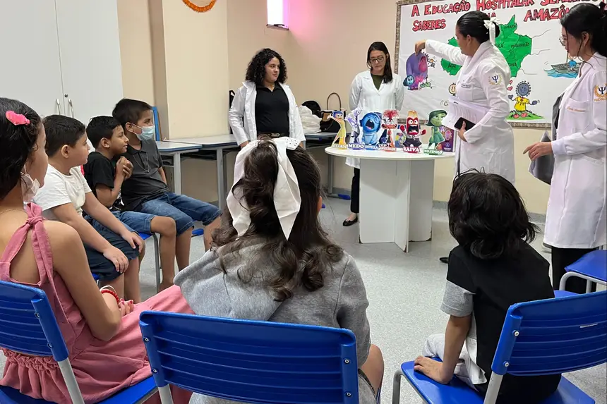 Atividade conduzida em parceria com acadêmicos de Psicologia utilizou jogos e mímicas para trabalhar sentimentos como alegria, tristeza e raiva no ambiente hospitalar