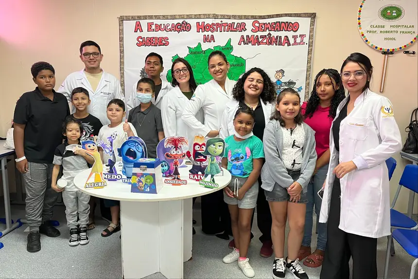Atividade conduzida em parceria com acadêmicos de Psicologia utilizou jogos e mímicas para trabalhar sentimentos como alegria, tristeza e raiva no ambiente hospitalar