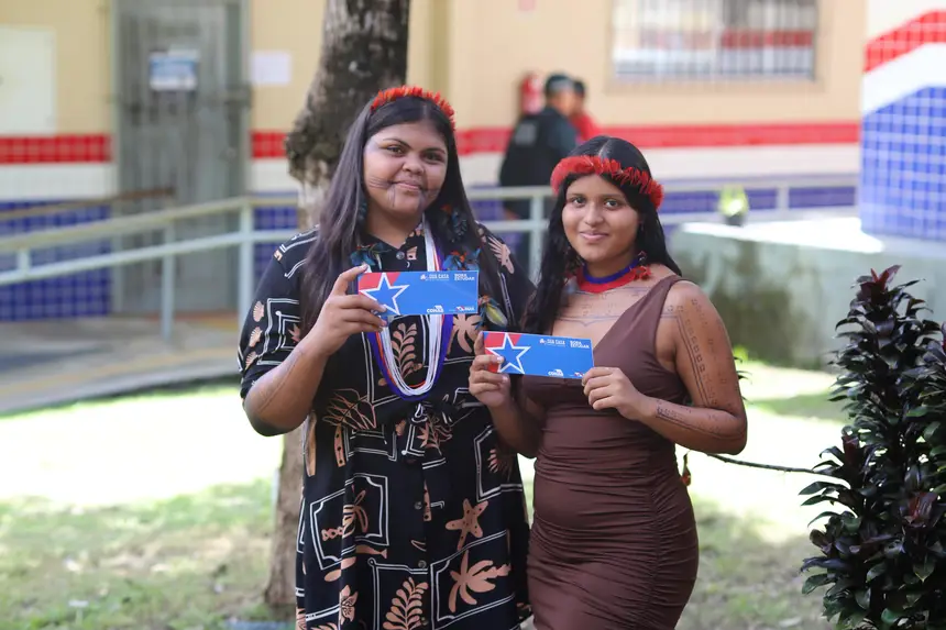 Estudantes Lorrane Poyhe, da aldeia Pynoá e Hàyzun Tembé, da aldeia Frasqueira, foram contempladas com o cheque do programa Bora Estudar