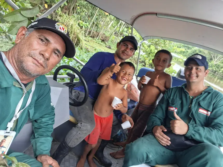equipe da ADEPARÁ com famiília de produtores