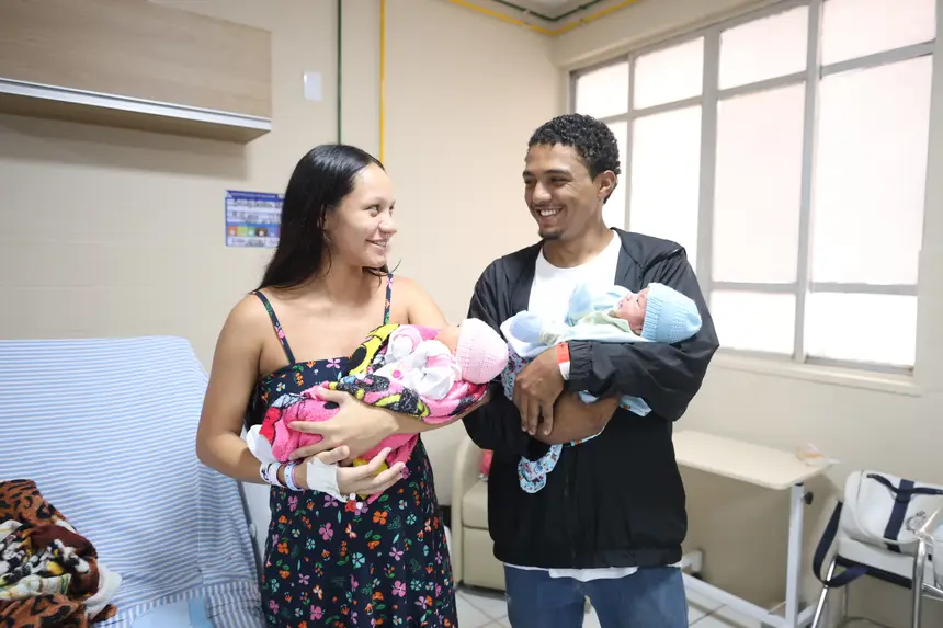 Emily, João Victor (pais), Cecília e Victor, bebês