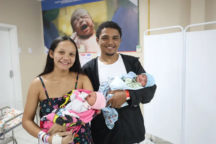 Emily, João Victor (pais), Cecília e Victor, bebês <div class='credito_fotos'>Foto: Bruno Cecim / Ag. Pará &nbsp;&nbsp;|&nbsp;&nbsp; <a href='/midias/2026/originais/20260430123241-GF00026984-F00516854.jpg' download><i class='fa-solid fa-download'></i> Download</a></div>