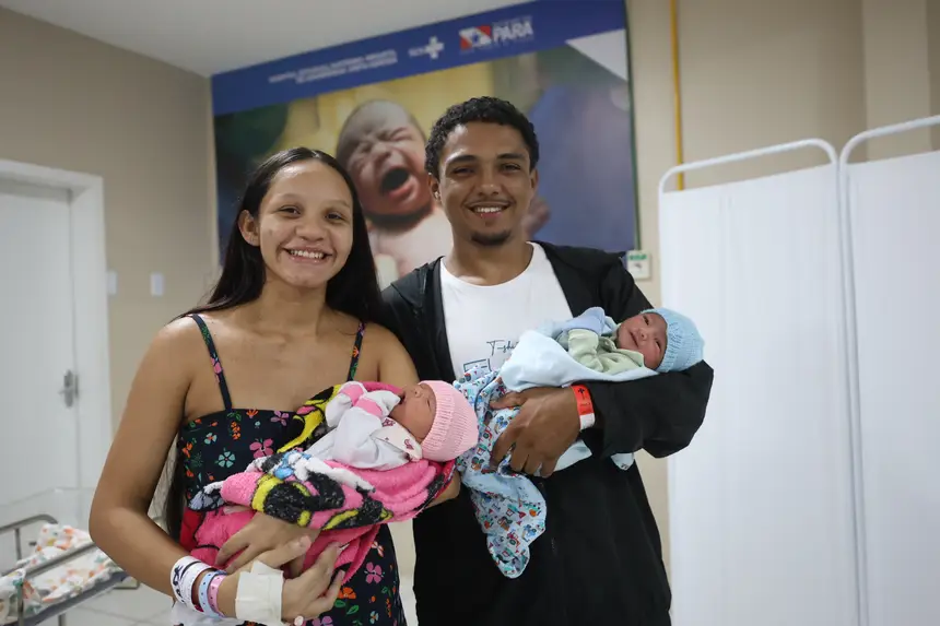 Emily, João Victor (pais), Cecília e Victor, bebês <div class='credito_fotos'>Foto: Bruno Cecim / Ag. Pará &nbsp;&nbsp;|&nbsp;&nbsp; <a href='/midias/2026/originais/20260430123908-GF00026984-F00516905.jpg' download><i class='fa-solid fa-download'></i> Download</a></div>