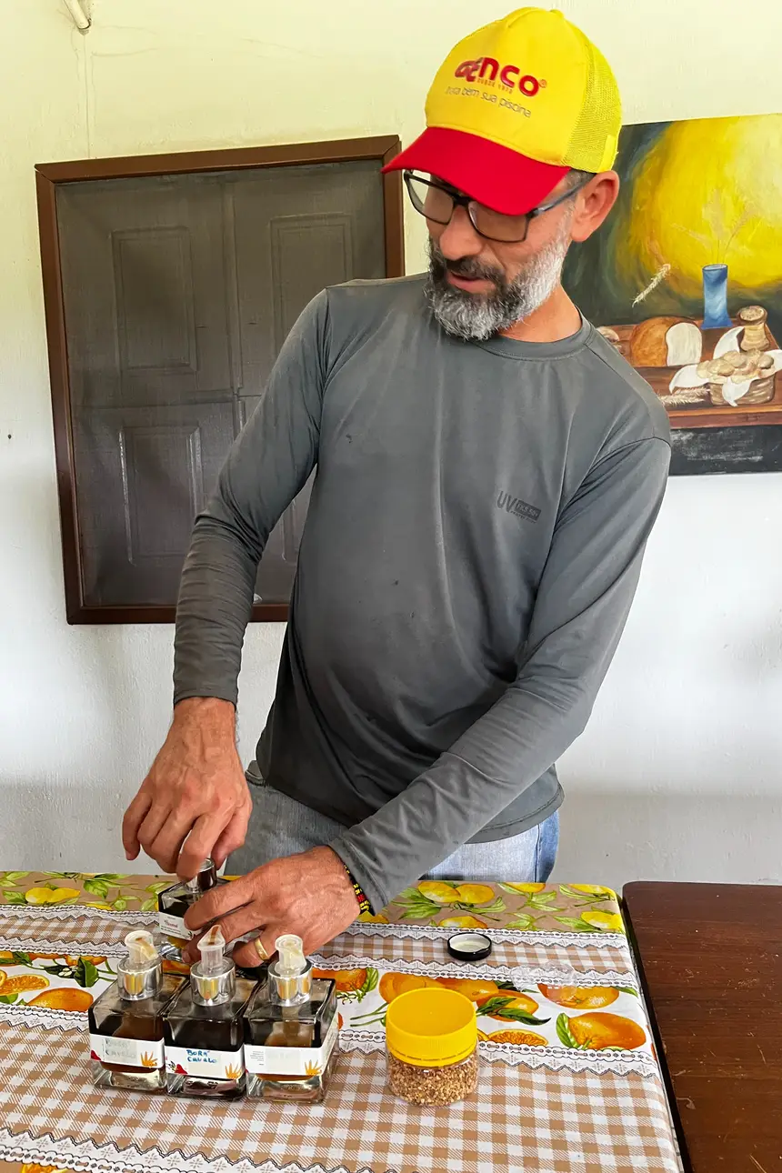 Degustação de mel na propriedade de Waldy Uchôa, apicultor e produtor de açaí 
