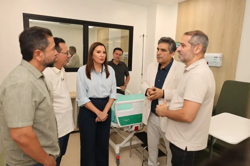 Governadora Hana Ghassan e o titular da Sespa, Ualame Machado (dir.), com gestores da Unimed Oeste