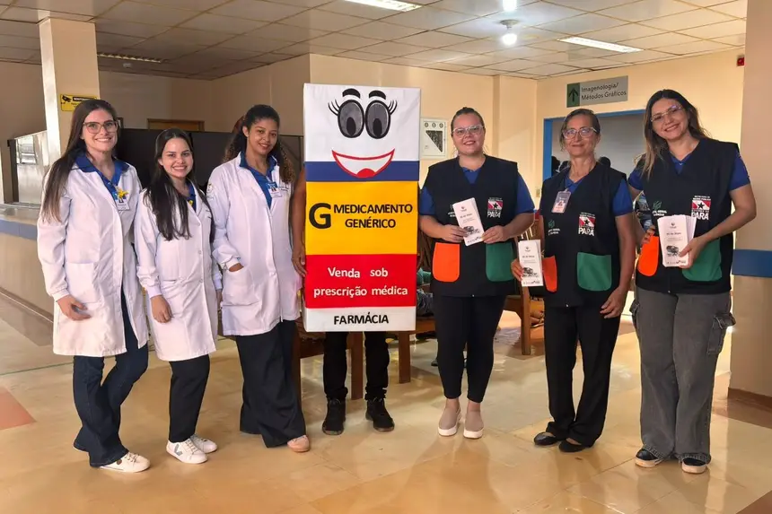 Membros do GTH e da Farmácia durante ação de conscientização sobre o uso racional de medicamentos no HGT