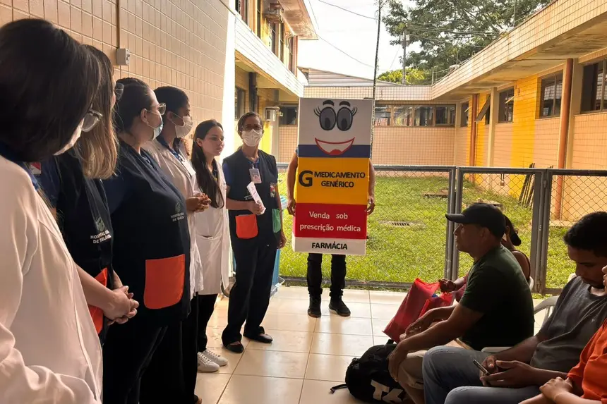 Usuários acompanham atentos as orientações sobre o uso racional de medicamentos durante a ação