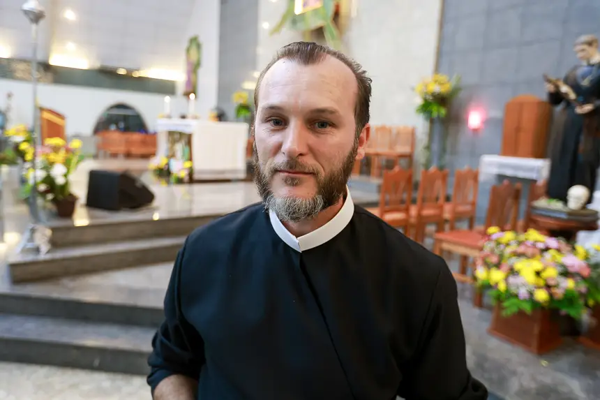 Ezequiel Bridi - vigário da paróquia de Nossa Senhora do Perpétuo Socorro <div class='credito_fotos'>Foto: Marcelo Lelis / Ag. Pará &nbsp;&nbsp;|&nbsp;&nbsp; <a href='/midias/2026/originais/20260505201755-GF00027020-F00518692.jpg' download><i class='fa-solid fa-download'></i> Download</a></div>
