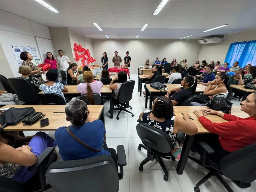 Momento de emoção durante a dinâmica “Mesa Posta: Roda das Memórias Afetivas”.