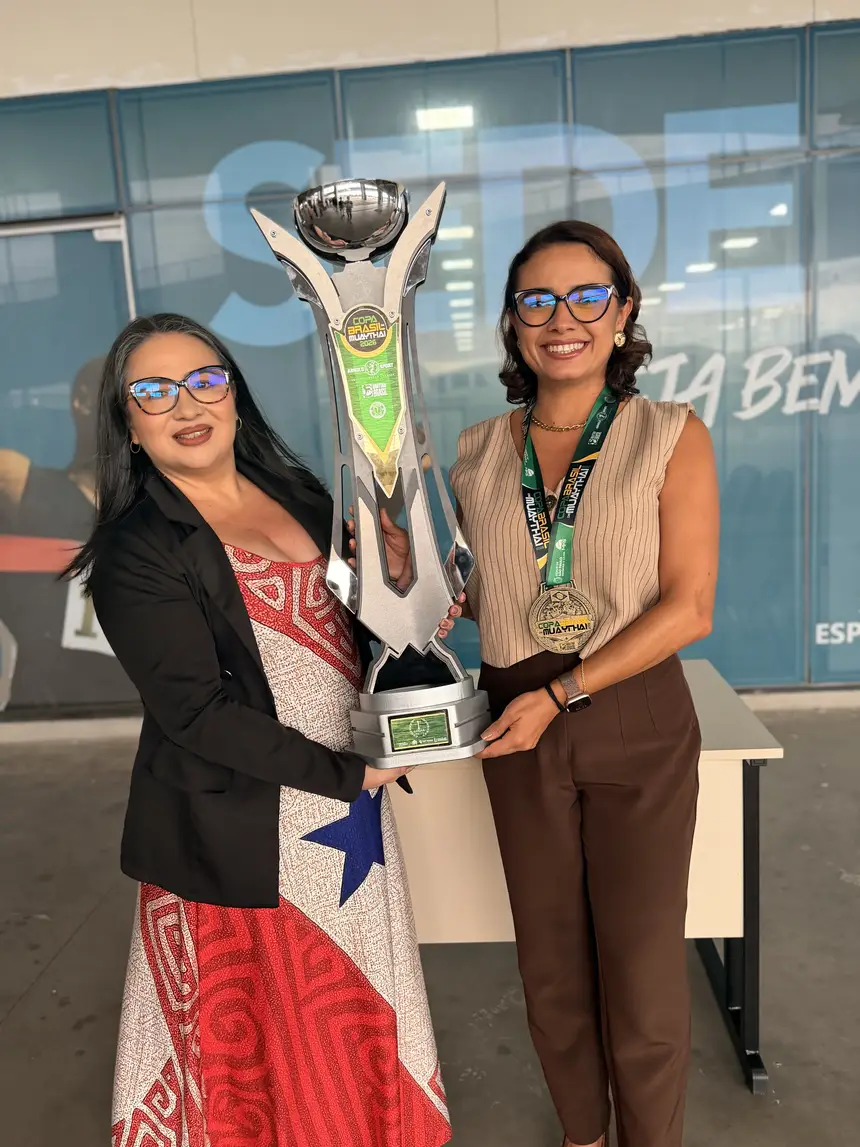 Secretária da Seel, Ana Paula Alves ao lado da presidente da Federação de Muaythai Luciana Silva