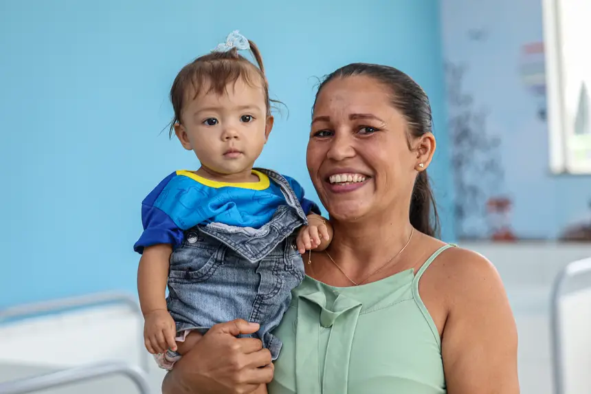 Vana Silva - pescadora, mãe da Isis , 10 meses , tem outra filha de 3 anos que também vai estudar na creche. <div class='credito_fotos'>Foto: Bruno Cruz / Ag. Pará &nbsp;&nbsp;|&nbsp;&nbsp; <a href='/midias/2026/originais/20260507101318-GF00027026-F00518938.jpg' download><i class='fa-solid fa-download'></i> Download</a></div>