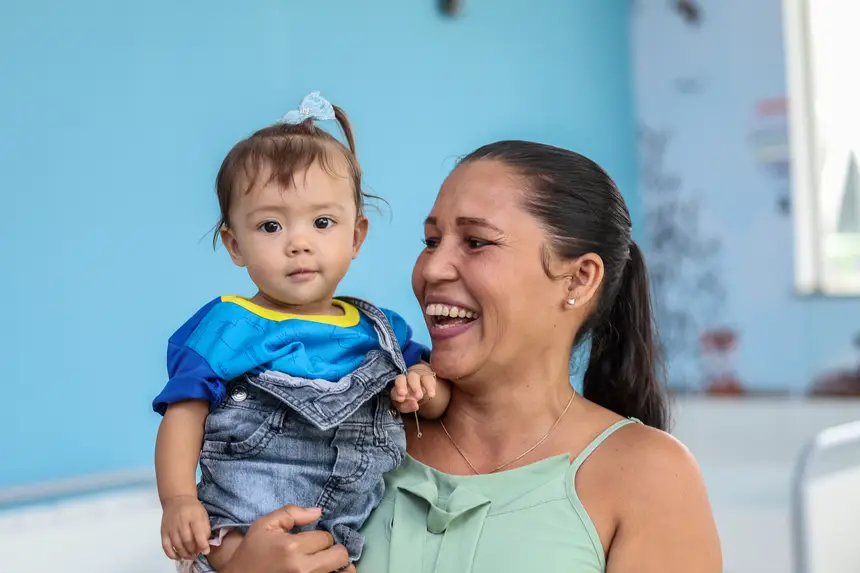 Vana Silva - pescadora, mãe da Isis , 10 meses , tem outra filha de 3 anos que também vai estudar na creche. <div class='credito_fotos'>Foto: Bruno Cruz / Ag. Pará &nbsp;&nbsp;|&nbsp;&nbsp; <a href='/midias/2026/originais/20260507101320-GF00027026-F00518939.jpg' download><i class='fa-solid fa-download'></i> Download</a></div>