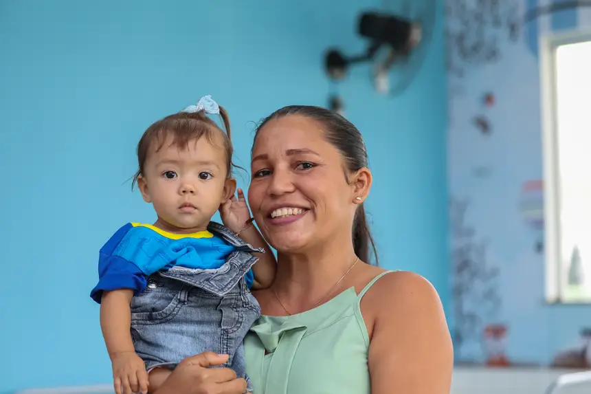 Vana Silva - pescadora, mãe da Isis , 10 meses , tem outra filha de 3 anos que também vai estudar na creche. <div class='credito_fotos'>Foto: Bruno Cruz / Ag. Pará &nbsp;&nbsp;|&nbsp;&nbsp; <a href='/midias/2026/originais/20260507101322-GF00027026-F00518940.jpg' download><i class='fa-solid fa-download'></i> Download</a></div>