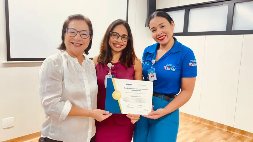 Leila Rezegue, Responsável Técnica da UTI, Clara Martins, coordenadora da fisioterapia e Carla Silva, coordenadora de Enfermagem da UTI