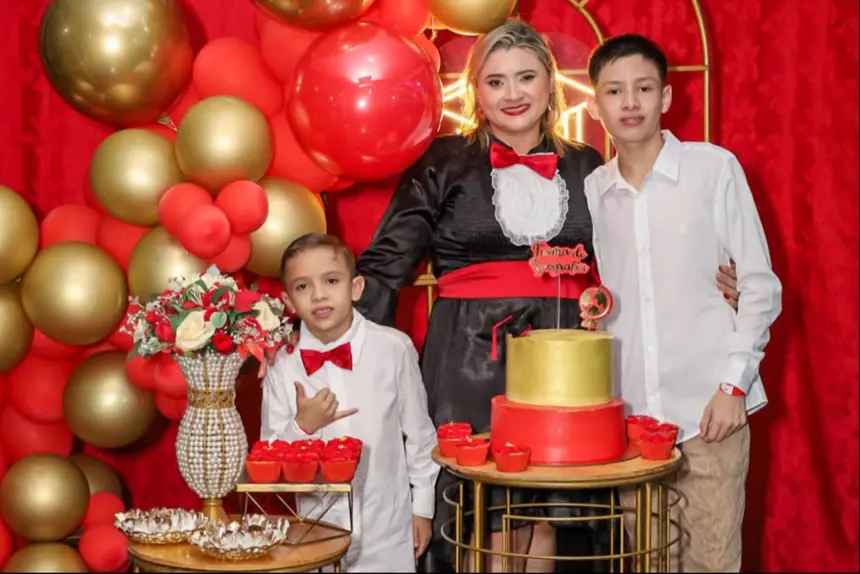 Aylanna Suédy Pimenta, graduada pelo Forma Pará, em foto de formatura com os filhos - Arquivo pessoal (3)