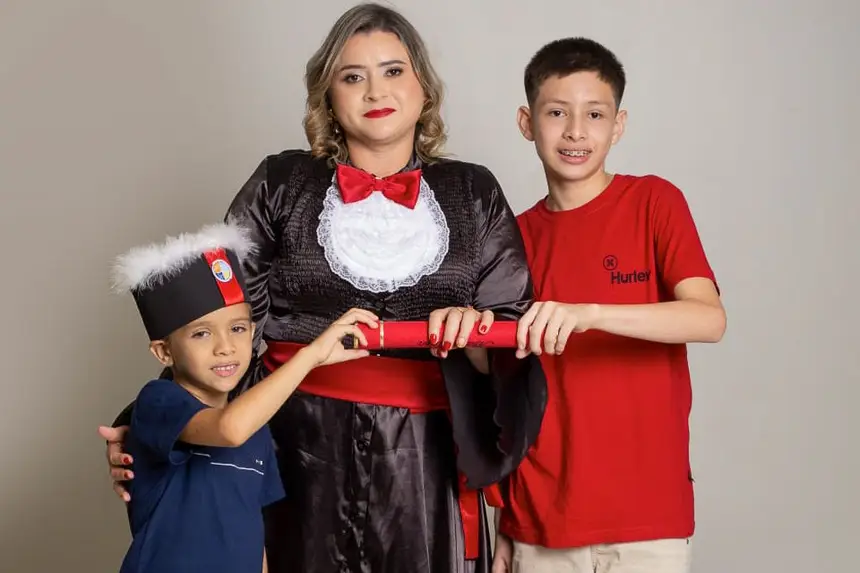 Aylanna Suédy Pimenta, graduada pelo Forma Pará, em foto de formatura com os filhos - Arquivo pessoal (3)