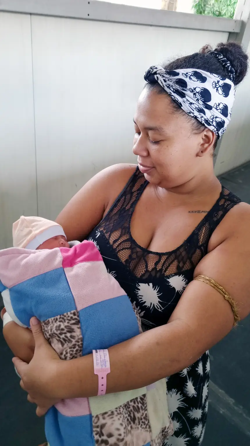 Brenda Maciel e sua bebê, Isis Valadares