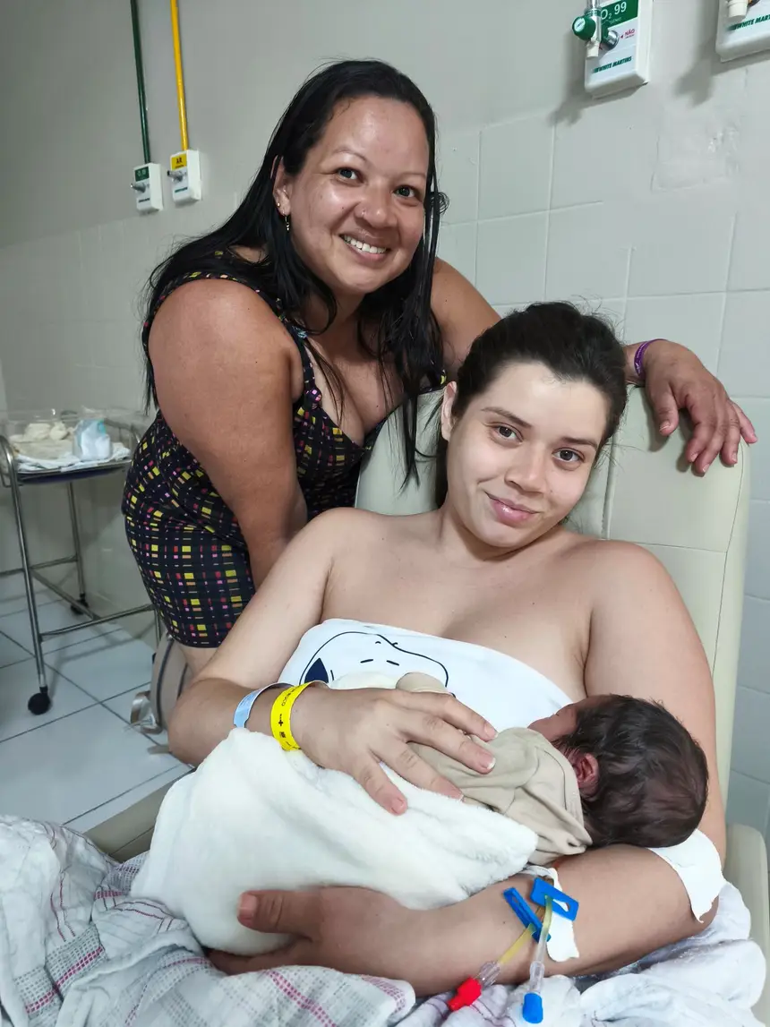Bruna com a mãe (vovó) ao lado e Cauã nos braços