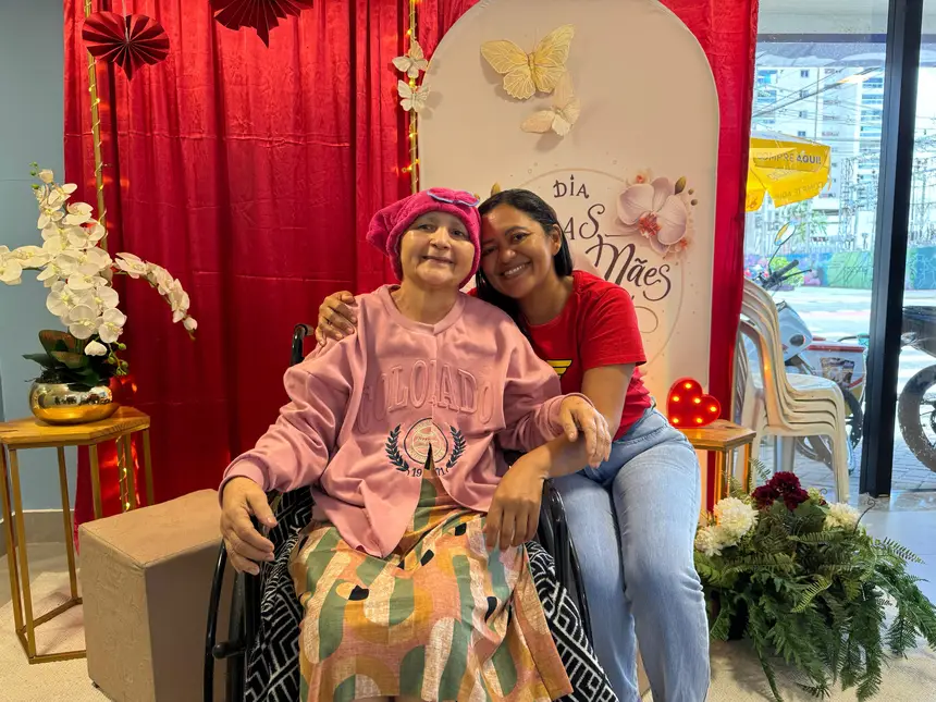Foto: Divulgação Vera Lúcia e uma sobrinha posando no painel feito para valorizar os laços afetivos familiares