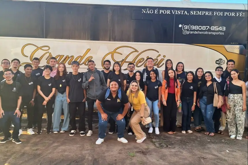A turma do curso de Licenciatura em Física do campus XX da Uepa, reunida antes do evento alusivo ao Dia do Físico 2025.