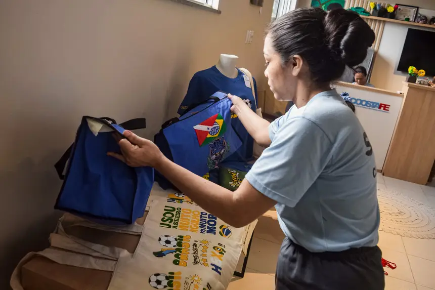 Mulheres privadas de liberdade se organizaram em cooperativa que tranforma resíduos em moda