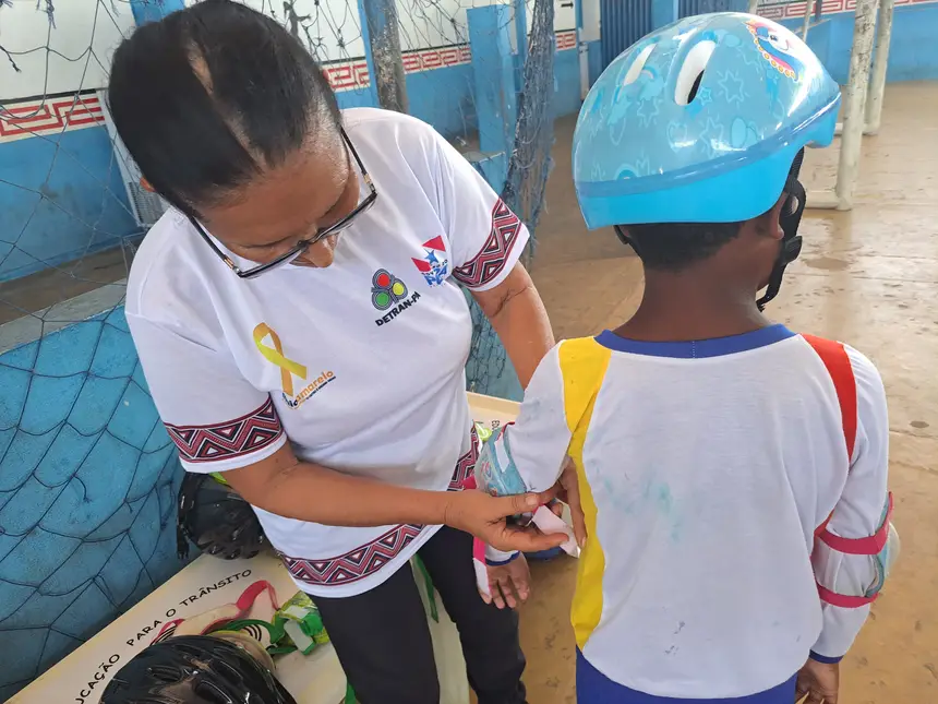 As crianças aprendem a usar equipamentos de segurança no trânsito 
