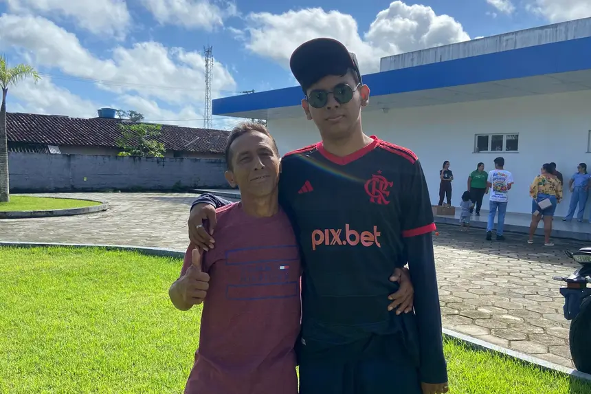  Antônio de Jesus Sarmento dos Reis, de 51 anos, ao lado do filho, Rafael da Silva Reis, 16 ano