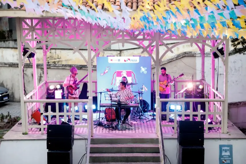 Apresentação musical no Arraial das Letrinhas